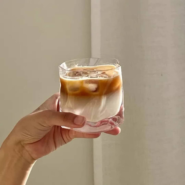 نیم لیوان دفرمه محصول Deli Soga