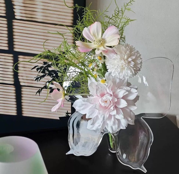 گلدان آکرولیک رومیزی طرح پروانه