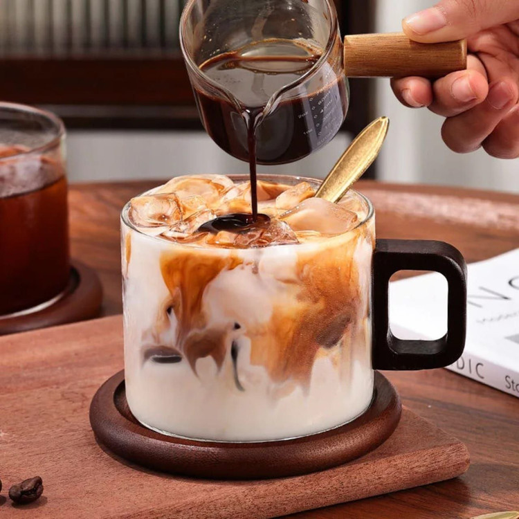 قهوه خوری گرد با نعلبکی چوبی