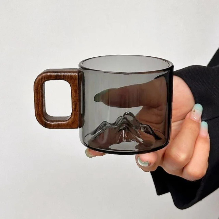 قهوه خوری کوه یخ دودی با نعلبکی چوبی