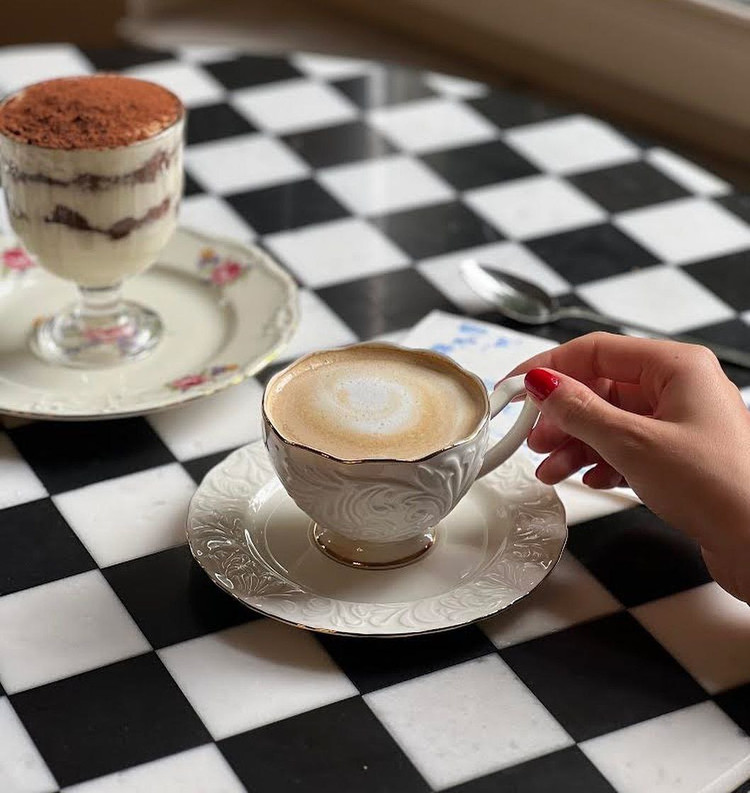 چایخوری چینی گل برجسته برند IPEK