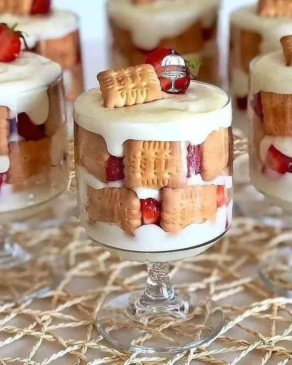 دسر خوری پایه دار طرح TOWER برند PAŞHABAHÇE
